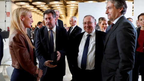 El ministro de Fomento, Íñigo de la Serna, conversa con la presidenta d FCC, Esther Alcocer Koplowitz, tras presentar el Plan Inmobiliario del Aeropuerto Adolfo Suárez Madrid-Barajas. EFE/ Chema Moya