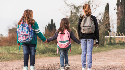 Un grupo de niñas camina hacia la escuela.