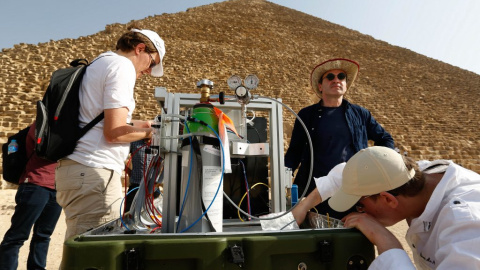 Investigadores del estudio sobre la pirámide de Keops.