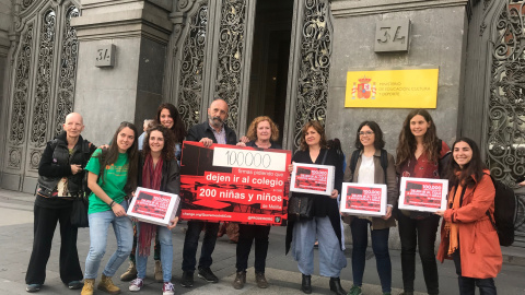 Representantes de la asociación Prodein de Melilla frente al Ministerio de Educación. / J.G