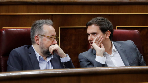 El líder de Ciudadanos, Albert Rivera, conversa con el diputado de su formación, Juan Carlos Girauta, en el hemicíclo del Congreso durante la sesión de control al Gobierno . EFE/Juan Carlos Hidalgo