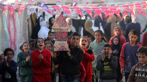 Niños palestinos decoran las tiendas de campaña para el inicio del Ramadán.