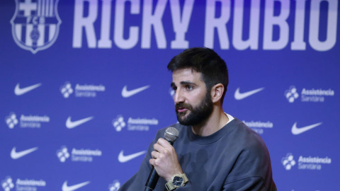 El base internacional español Ricky Rubio durante su presentación como nuevo jugador del Barça.- EFE