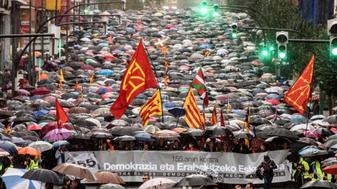 Miles de personas se manifiestan en Bilbao contra la aplicación del artículo 155 en Catalunya. EFE/JAVIER ZORRILLA.