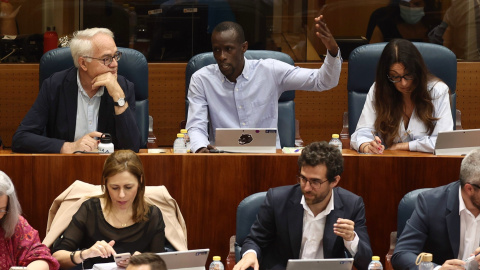 Serigne Mbaye Diouf (centro), exdiputado de Podemos en la Asamblea de Madrid y activista antirracista, durante una intervención en el pleno el 2 de junio de 2022.