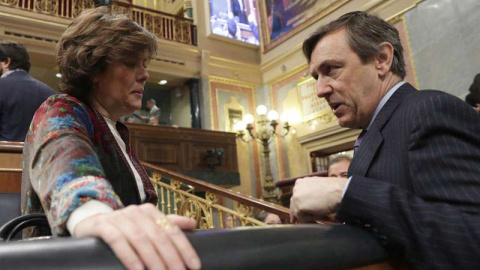 La vicepresidenta del Gobierno, Soraya Sáenz de Santamaría,iz., y el portavoz del Grupo Popular, Rafael Hernando, conversan en el hemicíclo del Congreso. | ZIPI (EFE)