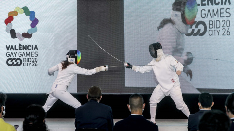 Demostración de un combate de esgrima en la presentación de València como sede de los Gay Games 2026, a 21 de junio de 2021.