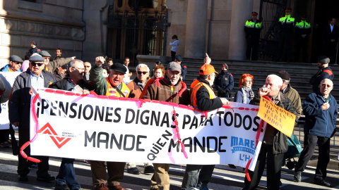 Manifestants de la Marea Pensionista de l'Hospitalet de Llobregat, davant la seu del Tribunal Superior de Justícia de Catalunya. / Begoña Fuentes