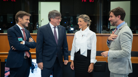 La vicepresidenta segunda del Gobierno y ministra de Trabajo en funciones, Yolanda Díaz (2d), el líder de Junts y eurodiputado, Carles Puigdemont (2i), el dirigente de En Comú Podem, Jaume Asens (1i) y el eurodiputado Antoni Comín (1d) durante un encu