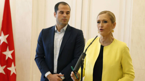 La presidenta de la Comunidad de Madrid, Cristina Cifuentes (d), junto al portavoz de Ciudadanos en la Asamblea de Madrid, Ignacio Aguado (i). EFE/Archivo