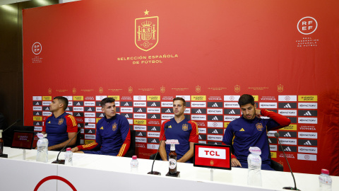 Álvaro Morata (2i), César Azpilicueta (2d), Rodrigo Hernández (i) y Marco Asensio, capitanes de la Selección nacional absoluta, a 4 de septiembre en Madrid