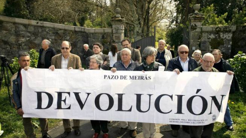 Protesta de la Comisión para la Recuperación de la Memoria Histórica de A Coruña frente al pazo. EFE/Archivo