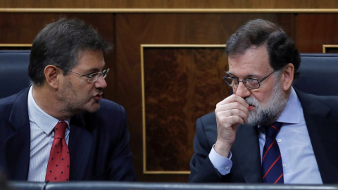 El ministro de Justicia, Rafael Catalá, y el presidente del Gobierno, Mariano Rajoy, en el Congreso. Archivo EFE/Juan Carlos Hidalgo