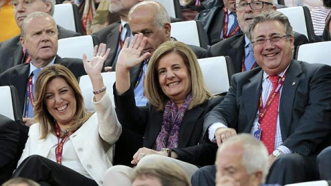 La presidenta de la Junta, Susana Díaz, con los ministros Fátima Báñez y Zoido, en la final de la Europa League. EFE/Archivo