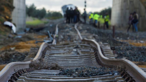 Estado en el que ha quedado la vía tras pasar el tren y descarrilar. EFE/Raúl Caro