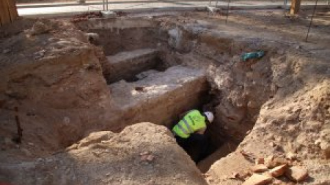 Descobreixen 20 metres de muralla medieval i restes de les Casernes de Drassanes a les obres de la Rambla