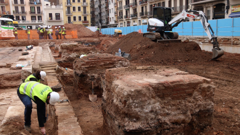 Els equips d'arqueòlegs en els treballs excavacions i cates de prospecció al Mercat de l'Abaceria de Barcelona