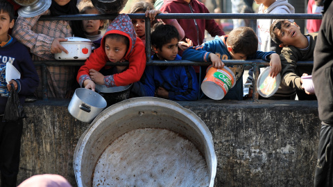 12/03/2024 Palestinos esperan a que lleguen alimentos de socorro en la ciudad de Rafah, en el sur de la Franja de Gaza, a 14 de febrero de 2024.