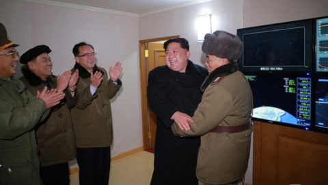 El líder norcoreano Kim Jong-un (d) celebrando el lanzamiento del misil balístico intercontinental Hwasong-15. REUTERS