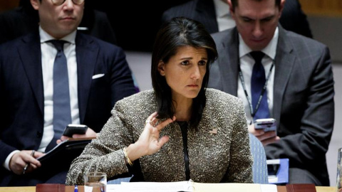 La embajadora de Estados Unidos ante las Naciones Unidas, Nikki Haley (c), escucha al comienzo de una reunión de emergencia del Consejo de Seguridad de las Naciones Unidas realizada este miércoles.