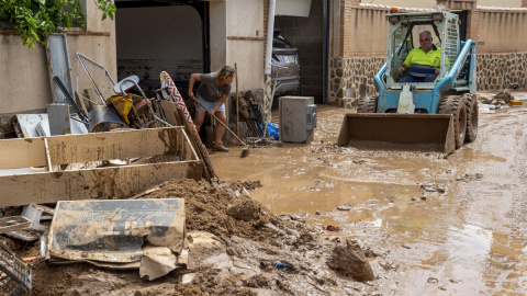 Varias personas trabajan en achiques de agua por los efectos de la Depresión Atmosféricas en Niveles Altos (DANA) en Nambroca, Toledo.