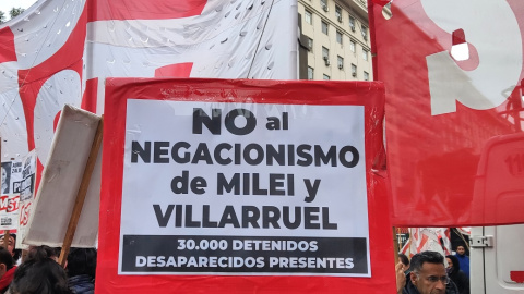 "No al negacionismo de Milei y Villarruel", reza una pancarta en una manifestación de Buenos Aires.