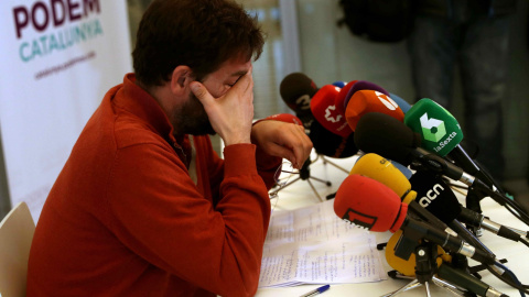 El secretario general de Podem Catalunya, Albano-Dante Fachin, durante la rueda de prensa en la que ha anunciado que dimite de su cargo y que deja de militar en la organización política debido a sus desacuerdos con la dirección estatal. EFE/Toni Albir