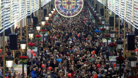 Alumbrado navideño en la calle Larios de Málaga. / DANIEL PÉREZ (EFE)