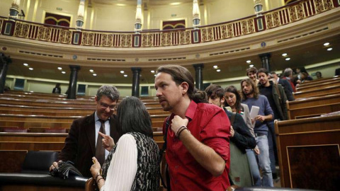 Pablo Iglesias y varios diputados de Unidos Podemos en el Congreso. | EFE