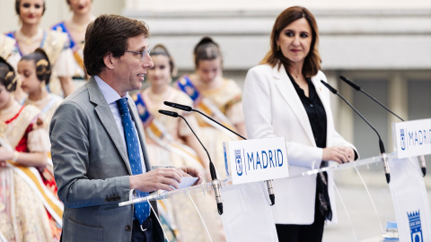 El alcalde de Madrid, José Luis Martínez-Almeida, y la alcaldesa de Valencia, María José Catalá, intervienen antes de la mascletà madrileña, en el Palacio de Cibeles, a 18 de febrero de 2024, en Madrid