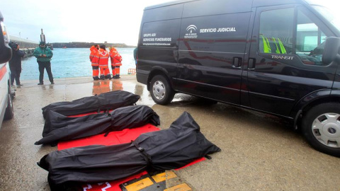 Los tres cadáveres de migrantes subsaharianos que han sido trasladados al puerto de Tarifa (Cádiz), tras ser rescatados por Salvamento Marítimo en aguas del Estrecho de Gibraltar, después de naufragar la patera con la que intentaban alcanzar las costa