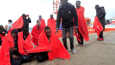 Otros 36 personas fueron rescatadas y trasladadas al puerto de Tarifa (Cádiz),entre ellos once mujeres y tres bebés, -EFE/A.Carrasco Ragel.