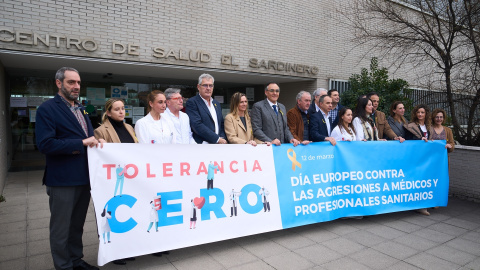 Miembros del Foro Sanitario sujetan una pancarta durante una concentración en un centro de salud de Santander por el Día Europeo Contra las Agresiones a Médicos y Profesionales Sanitarios, a 10 de marzo de 2023.