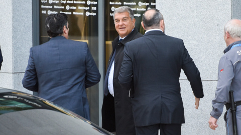 El presidente del FC Barcelona, Joan Laporta, a su llegada a una Asamblea Extraordinaria para analizar el 'caso Negreira, a 19 de abril de 2023, en Madrid.