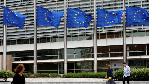 Banderas de la UE a media asta en Bruselas. /REUTERS