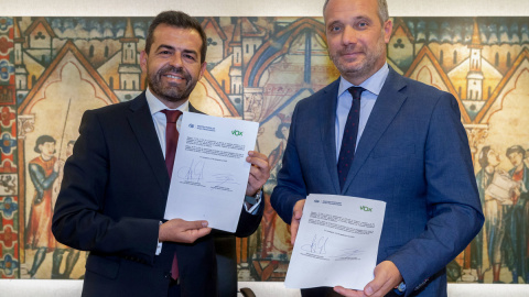 Los portavoces de Vox Rubén Martínez y del PP Joaquín Segado en el parlamento murciano se dan la mano tras la firma del acuerdo de gobierno este martes en la Asamblea Regional en Cartagena.