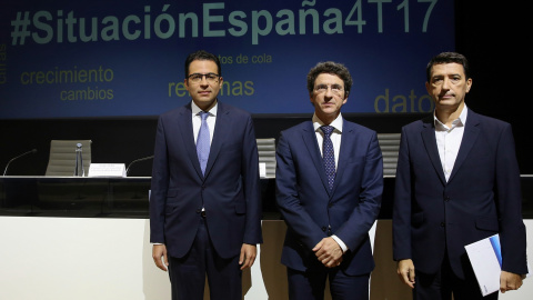 Rafael Doménech (d), responsable de Análisis Macroeconómico de BBVA Research; Jorge Sicilia (c), economista jefe del Grupo BBVA y director de BBVA Research; y Miguel Cardoso (i), economista jefe de España y Portugal, en la presentación del informe de