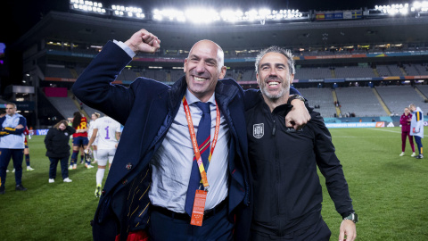 AUCKLAND (NUEVA ZELANDA), 15/08/2023.- El presidente de la Real Federación Española de Fútbol, Luis Rubiales (i), celebra con el seleccionador Jorge Vilda (d) después de que la selección española de fútbol femenino se impusiera a Suecia en la semif