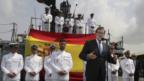 Rajoy durante su visita al patrullero español de altura Infanta Cristina, fondeado actualmente en el puerto de Abiyán. | BALLESTEROS (EFE)