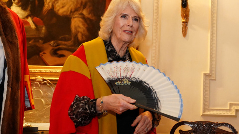 La reina Camila de Inglaterra posa con un abanico diseñado por Stewart Parvin en una ceremonia en Clarence House el 13 de febrero de 2024.