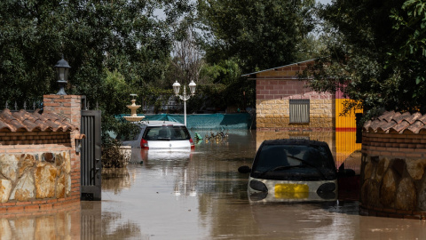 Varios vehículos en una zona inundada por el río Alberche, a 4 de septiembre de 2023, en Escalona, Toledo