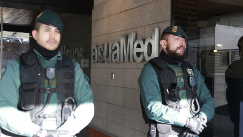 Agentes de la Guardia Civil vigilan en la entrada de la empresa Aguas de las Cuencas Mediterráneas (Acuamed), dependiente del Ministerio de Agricultura y Medio Ambiente. EFE/Víctor Lerena