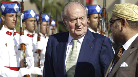 El rey Juan Carlos acompañado del rey Mohamed VI en el aeropuerto de Rabat, Marruecos. - EFE