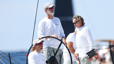 Felipe VI navega en la regata a bordo del TP52 'Aifos' a su llegada al Real Club Naútico de Palma, a 31 de julio de 2023, en Palma de Mallorca.