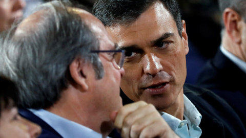 El líder del PSOE, Pedro Sánchez, conversa con el portavoz socialista en la Asamblea de Madrid, Ángel Gabilondo, durante el acto para explicar a los militantes la moción de censura contra Cristina Cifuentes. EFE/Chema Moya