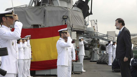 El presidente del Gobierno, Mariano Rajoy (d), en Abiyán (Costa de Marfil) durante su visita al patrullero español de altura Infanta Cristina