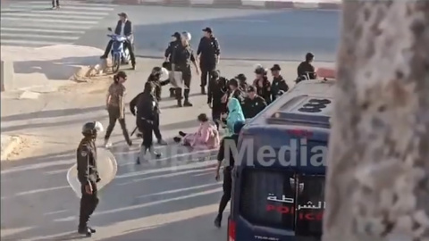 Fuerzas de seguridad marroquíes cargan contra una protesta e activistas saharauis en la ciudad ocupada de El Aaiún el 4 septiembre de 2023.