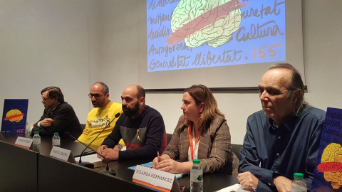 Representants d'entitats de diversos sectors, en un acte a la seu d'Òmnium per denunciar els efectes del 155. Al centre, el portaveu de l'entitat, Marcel Mauri./ Cèlia Muns