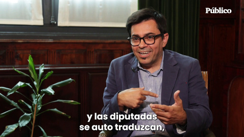 Gerardo Pisarello: "Tiene que haber traducción simultánea, pero en el 'mientras tanto' existen otros sistemas"