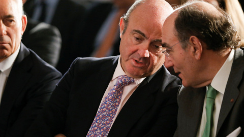 El ministro de Economía, Luis de Guindos, y el presidente de Iberdrola, José Ignacio Sánchez Galán, charlan durante la inauguración de la jornada organizada por Pimco y El Confidencial. EFE/ Mariscal